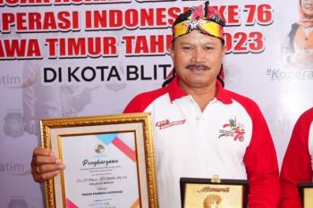 Wali Kota Madiun terima penghargaan pembina koperasi