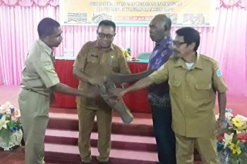 Plt Sekda Biak buka pelatihan berternak ayam petelur
