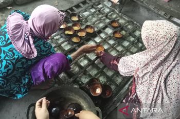 Sentra produksi gula jawa di Bantul butuh regenerasi penyadap nira kelapa