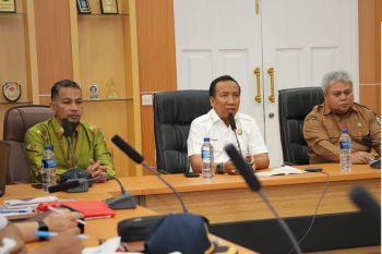 Wabup Sumbawa Barat mengajak warga bangga dengan bahasa indonesia