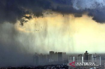 Waspadai hujan disertai angin dan petir di sejumlah wilayah Jakarta pada siang
