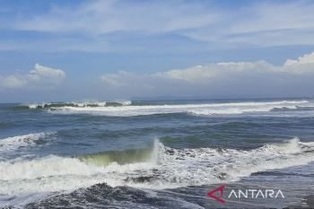 Waspadai tinggi gelombang laut selatan Jabar hingga DIY capai 6 meter