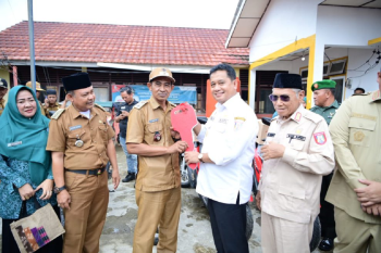 Bupati Banyuasin serahkan sepeda motor untuk kades