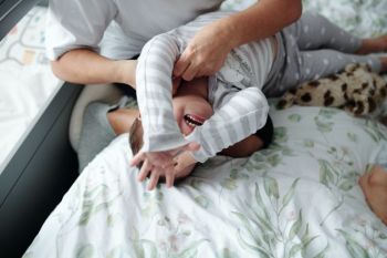 Cara mengatasi anak tantrum saat orang tua membatasi penggunaan gawai
