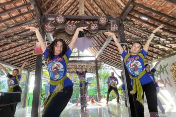 Sembilan pemuda negara sahabat berlatih tari Banyuwangi