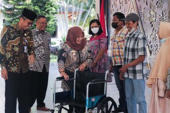 Pemkab Sleman serahkan bantuan alat bantu bagi disabilitas dan lansia