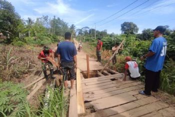 Satgas Pamtas bersama warga perbaiki jembatan di perbatasan Indonesia
