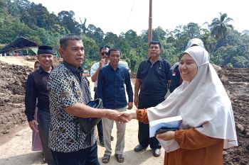 Hotel Sakura Syariah Lubuk Basung Agam bantu korban longsor