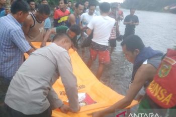 Polisi evakuasi mayat korban tenggelam di Sungai Ogan