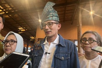 Menparekraf kenakan "Tanjak",  dorong promosi produk dalam negeri