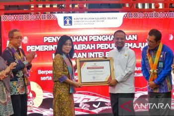 Gubernur Sulsel terima penghargaan dari Menkumham terkait KI