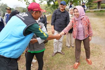 Anggota Tagana dan KSB Mojokerto  dilatih melakukan penyelamatan