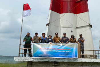LKBN ANTARA pasang bendera Merah Putih di perbatasan untuk sambut HUT RI