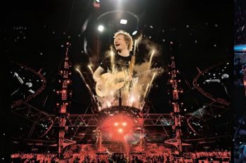Ed Sheeran kejutkan penggemar "jual" hot dog dadakan di Chicago Amerika Serikat