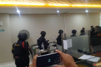 Brimob berjaga di Mabes Polri ketika Panji Gumilang diperiksa