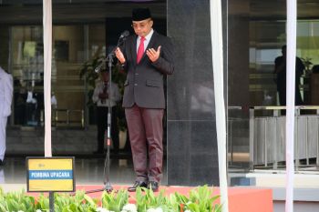 Gubernur Sulsel menyerahkan bantuan Rp7 miliar ke Pemkab Bantaeng
