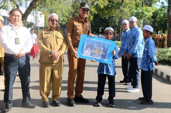 Juara umum MTQ Kalsel, Bupati Banjar serahkan bonus kafilah