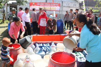 Video - Polri Salurkan Bantuan Air Bersih Atasi Kekeringan di Grobogan