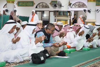 Bupati Sumbawa Barat meminta jamaah haji menjadi contoh bagi warga