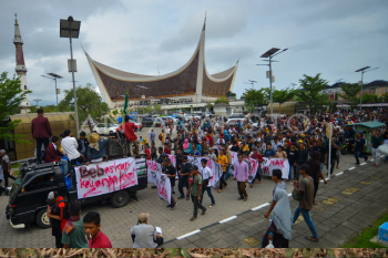 Aksi unjuk rasa masyarakat Air Bangis di Padang