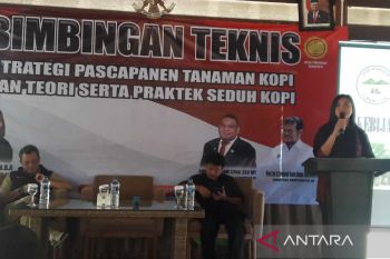 Anggota  DPR RI minta petani kopi Temanggung pertahankan petik merah