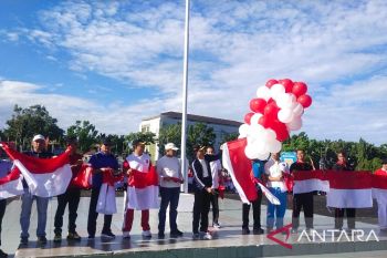 Pemkab Pasaman Barat memulai gerakan pembagian dan pemasangan bendera merah putih