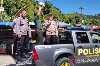 TNI Polri di Bukittinggi imbau warga tingkatkan nasionalisme dengan kibarkan bendera merah putih