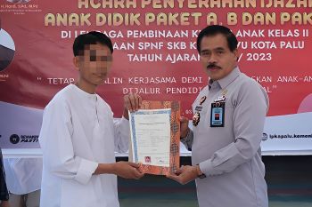 Kanwil Kemenkumham Sulteng serahkan ijazah pendidikan anak binaan LPKA Palu
