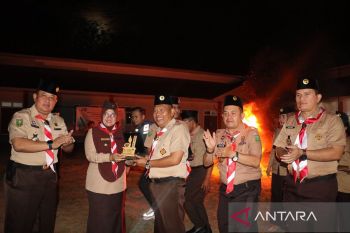 Kakanwil Kemenkumham Riau pimpin upacara api unggun sambut Hari Pramuka
