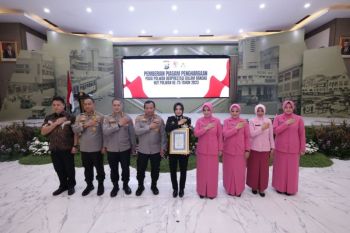 Lulusan terbaik di Turki, Kapolda Jatim beri pin emas kepada Briptu Tiara Nissa