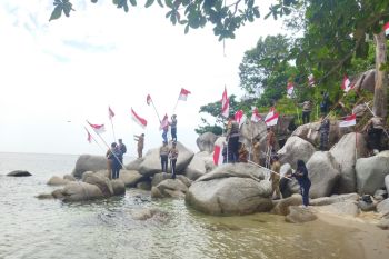Polres Bintan pasang 1.250 bendera merah putih