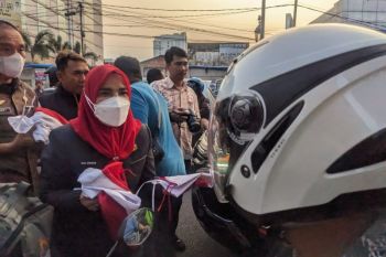Wali Kota Bandarlampung bagikan bendera merah putih di jalan