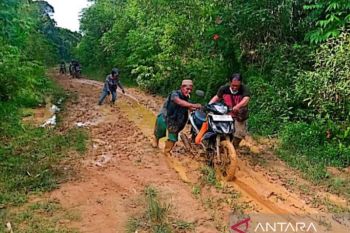 Sedikitnya 800 orang terisolasi akibat jalan rusak di Kutai Barat