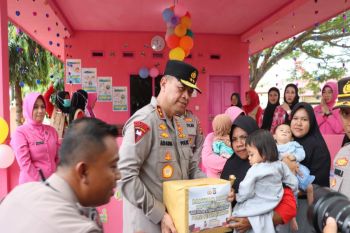 Kapolda Sulbar memberikan bantuan asupan gizi anak terdampak stunting