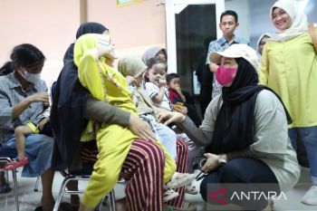 Wawali Makassar membagikan makanan tambahan untuk tekan stunting
