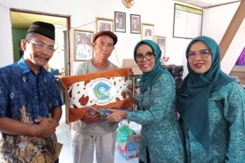 Tim Penggerak PKK Batola bantu warga Desa Belawang terkena korban kebakaran