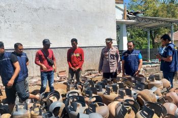 Ratusan tabung elpiji meledak, Poskesdes di Lotim terbakar