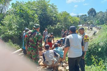 Polisi TNI dan warga di Pesisir Barat bangun jembatan dari kayu