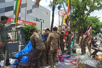 Satpol-PP Pekanbaru tertibkan puluhan pedagang bendera di trotoar Jalan Sudirman