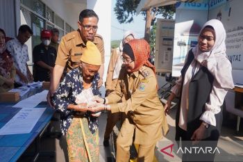 Pemkab Batang salurkan  BLT-DBHCHT Rp2,52 miliar