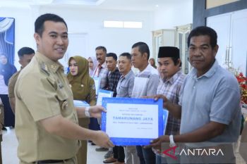 Bupati Pangkep serahkan bantuan kepada kelompok usaha perikanan