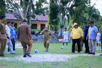 Diundang khusus, Benny tendang perdana Turnamen Sepak Bola di Pasbar
