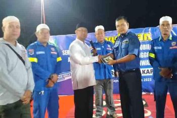 Legislator Kapuas serahkan bantuan hibah kendaraan operasional ke warga