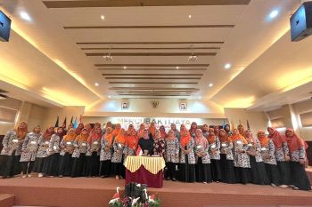 Ketua AIPKIND Pusat Lantik Pengurus AIPKIND Sumbar Masa Bakti 2022-2026