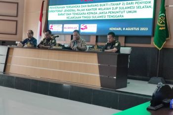 Penyidik DJP Sulselbartra serahkan tersangka penggelap pajak ke Kejati Sultra