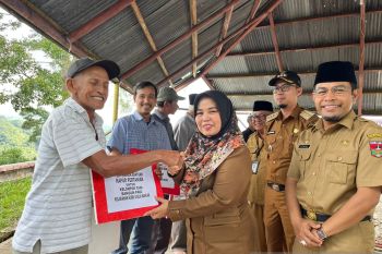 Pemkot Bukittinggi serahkan Alsintan untuk percepatan panen petani