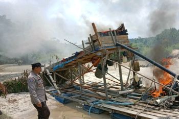 Polsek Singingi Hilir bakar rakit dompeng milik penambang liar