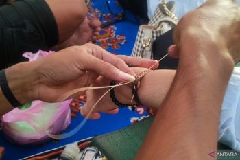 Perajin gelang simpai Dayak Meratus dulang rezki di Tapin Art Festival