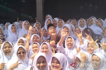Gubernur Jateng sapa ratusan santri Ponpes  Al Muayyad saat ke Solo