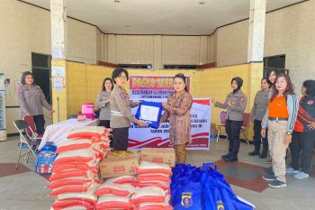 Polwan Polda Kalteng salurkan bantuan sembako ke korban kebakaran di Palangka Raya